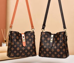 2022 new women's bags autumn and winter net red women's bags fashion simple printing lock bucket bag