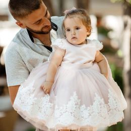 2020 Pearls Lace Flower Girl Dresses Cap Sleeves Little Girl Wedding Dresses Vintage Communion Pageant Dresses Gowns F2155