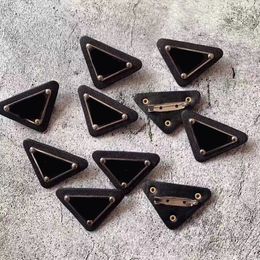 -4 cores de metal triângulo letra broche top qualidade broche jóias para homens mulher moda acessórios presente