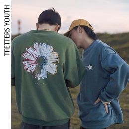 TFETTERS Autumn Winter Korean Fashion Crewneck Sweatshirt Men Long Sleeve Thick Daisy Flower Print Loose Couple Sweatshirt 201104
