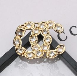 Fashion Design Brand Double Letter Brooches Geometric 18K Gold Plated Rhombu Inlay Crystal Rhinestone Brooche Suit Collar Pin Luxury Clothing Jewellery Accessories