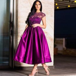 -Perlen-wulstige kurze Abschlussball-Kleider 2021 Arabisch Cap Sleeves Lila Einfache Satin-Cocktailparty-Kleid-Knöchel-Länge einer Linie Heimkehr-Kleid AL7351
