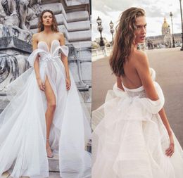 -Elihav Sasson High Split Una línea Vestidos de novia Apliques Apliques Perlas de Cristal Beads Vestidos de novia sin tirantes Tren Tren Vestidos nupciales