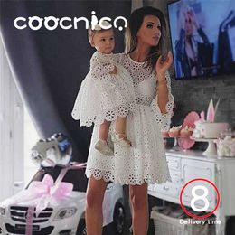 Fashion Family Matching Clothes Mother Daughter Dresses Women Floral Lace Baby Girl Mini Mom Party LJ201120