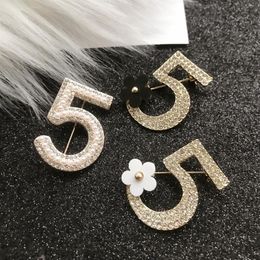 Pins, Brooches Retro Temperament Small Fragrant Wind Number 5 Badge Sweater Brooch Wild Alloy Wool Fabric Coat Pin Female Accessories
