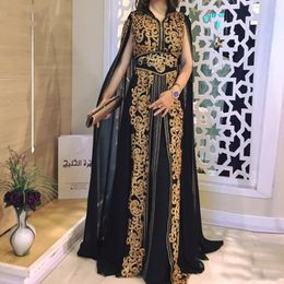 Moderne schwarze Chiffon-Marokkaner-Kaftan-Abendkleider mit Wraps 2021, goldene Spitzenapplikationen, langer Umhang, muslimische Saudi-Arabien-Abschlussball-Partykleider