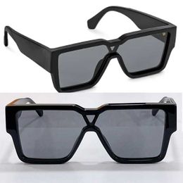 2022 Season Mens designer CLASH MASK SUNGLASSES Z1593W Black acetate frame V motif on front UV400 protection mens luxury brand glasses 1593