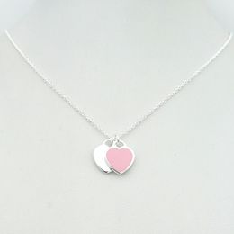 Collana in argento sterling 925 di moda classica con smalto rosa a forma di cuore in argento a forma di cuore con ciondolo a doppio cuore Q0531