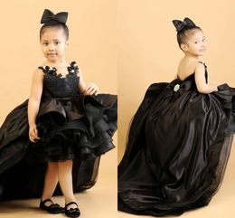 Little Girls Hi-Lo Black Prom Pageant-klänningar 2021 Backless Satin Lace Appliced ​​Flower Girl Dresses For Wedding Party First Communion Al8708