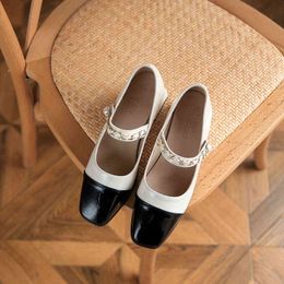 Kleid Schuh Frauen Temperament Karree High Heels Mode Farbe Passende Perle Chunky Heel Sandalen Metall Kette Loafers 220310