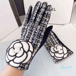 Designer Winter Warm Plus Veet Thicken Touch Screen Cashmere Mittens Grid Big Flower Gloves for Womeninvierno