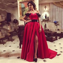 Split Front Sexy Burgundy Prom Dresses With Black Lace Flowers Appliques Off Shoulder 2023 Arabic Satin Formal Evening Gown A Line Plus Size Special Occasion Wear