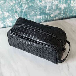 Nxy Cosmetic Bags 100% Leather Men Clutch Weaving Large Capacity Zipper Fashion Simple Storage Luxury Brand Handbag Wash New Spot 220302