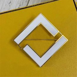 Designers Black White Men Women Brooch Pins Gold Brand Letter Pins Broochrs For Suit Dress Pin Party Fashion Designer Jewellery Gift 2201174D