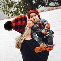 -Parent-Enfant Chapeau Hiver chaud Crochet Knit famille Mère bébé Bonnet de ski rouge Plaid Cap avec Pom Pom Nouvel An Cadeau de Noël 2020 Nouveau