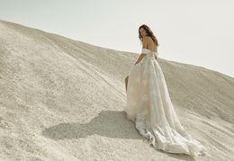 Eisen Stein A-Line Wedding Dresses Sexy Off Shoulder Appliques Lace Beach Bridal Gowns Custom Made Open Back Sweep Train Wedding D296N