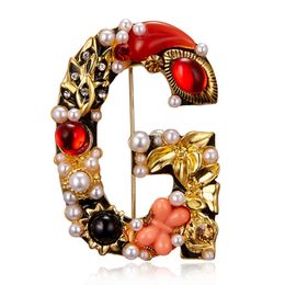 Exquisite Letter G Shape Pearl Brooch Pins Golden Colour Brooch For Women Fashion Brooches Dress Clothes Accessories Banquet Gift