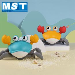 Cartoon Bath Toys Bathing Water Toys 0-12 Months Clockwork Dabbling Crab Cable Baby Shower Games For Kids Learn To Walk Crabs LJ201019