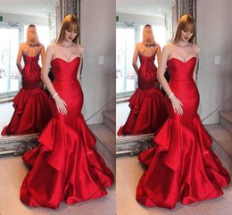 2022 Designer Red Satin Evening Formal Dresses Womens Tiered Skirt Mermaid Style Strapless Corset Back Prom Homecoming Special Occasion Dress Backless