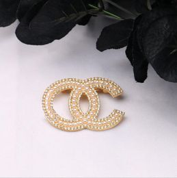 Luxury Women Designer Brand Letter Brooches 18K Gold Plated Inlay Crystal Rhinestone Jewellery Brooch Charm Pearl Pin 2 Style Marry Wedding Party Gifts Accessorie