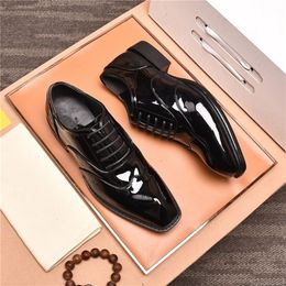 19SS Luxury Fashion Leather Shoes Men Oxford Shoe For Men Business Wedding Dress Shoes Men Formal Shoes Zapatos Hombre Vestir YECQ1