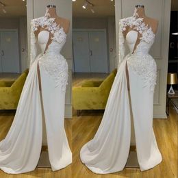 2021 Arabic Dubai Sexy Evening Dresses One Shoulder Lace Appliques Flowers Beads Long Sleeve Split Prom Dress Red Carpet Formal Party Gowns