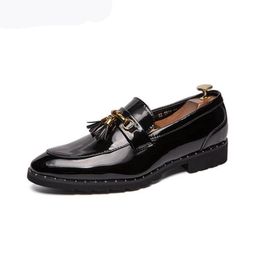 New Stripe Patent Leather Men Dress Shoes Italy Men Party Wedding Tassel Shoes Fashion Office Oxford Shoes