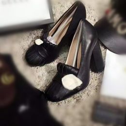 Tasarımcı Klasik Kadınlar Yüksek Topuklu Patent Deri Sivri Toe Elbise Ayakkabı Lüks Sığ Ağız10cm Sole Düğün Ayakkabı Kutusu
