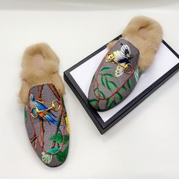 Gucci 2020 Moda Clássica Mulheres Genuíno Couro Flat Málulas Sapatos Homens Chinelos de Couro Chinelos de Couro Cadeia De Metal Sapatos Locais Deslizadores Ao Ar Livre 46