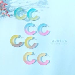 -Qumeng Fashion Sweet Carino Orecchini carini 2020 orecchini acrilici per le donne Resina Gradiente Glassed Hoop Accessori di modo 1