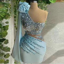 Hellhimmelblaue kurze Cocktailkleider Sexy Pailletten-Perlen-One-Shoulder-Abschlussballkleider Maßgeschneidertes Abendkleid CG001