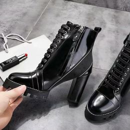 Kadın Lüks Tasarımcılar Ayakkabı 2021 Moda Lüks Bayanlar Çizmeler Kalın Topuklu Kalın Topuk Patik Rahat Yabani Kısa Bağcıklı Yüksek Martin Size35-42