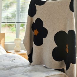 Simple Style Designer Sunflower Cashmere Knitted Blanket Sofa Office Nap Blanket Autumn and Winter