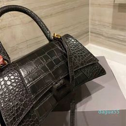 Sports bag 2021 classic brand luxury design men's women's leisure handbag Europe and America business large volume fashion bag