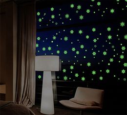Christmas Luminous Stickers Snowflake Fluorescent Xmas Wall Sticker Merry Christmas Children's Bedroom Decoration Dhl Wholesale