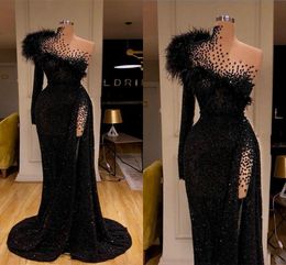 Black Feathers Sequined Arabic Prom Dresses 2021 One Shoulder Long Sleeve Beaded See Through Evening Gowns Sexy Side Slit Formal Wear AL8745