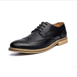 New Leather Brogue Mens Flats Shoe Estilo Estilo Homens Oxfords Moda Marca Vestido Sapatos Para Homens Calçado DH24