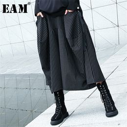 [EAM] 2020 New Spring Autumn High Elastic Waist Black Striped Big Pocket Stitching Wide Leg Pants Women Trousers Fashion LJ200813