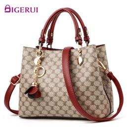 2022 Designer ladies handbag messenger bags style outdoor casual fashion high quality presbyopic one shoulder suitable for all kinds of occasions size:26*19.5*13
