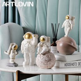 Europe Space Man Figure Astronaut Figurines Modern Creative Phone Holder Cosmonaut Statue Sculpture Home Decoration Accessories 201212