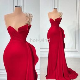 Plus storlek en axel sjöjungfru sexig prom klänningar arabiska aso ebi röda pärlstaven kristaller satin kväll formella parti andra mottagning brudtärna klänningar