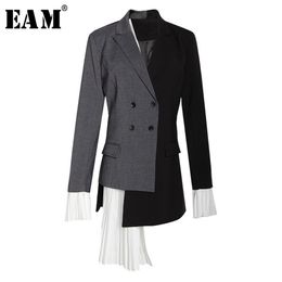 [EAM] 2020 New Autumn Summer Lapel Long Sleeve Grey Hit Colour Pleated Irregular Split Joint Jacket Women Coat Fashion Tide LJ200813