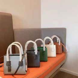 Designer design high quality brand pure leather handbag shopping bag, travel necessary. Size: 22 * 13 * 19cm