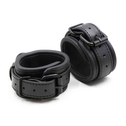 Nxy Sm Bondage Sexy Adjustable Leather Handcuffs for Sex Toys Woman Couples Hang Buckle Link Bdsm Restraints Exotic Accessories 1223