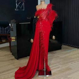 Red Feathers Prom Dresses One Shoulder Beads Crystals High Side Split Long Sleeves Evening Dress Arab robe de soirée de mariage