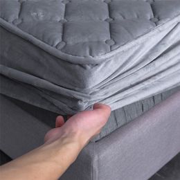 Bonenjoy 1 pc Mattress Cover 180*200cm Coral Fleece Warm Thicken Bed Fitted Sheet Queen Size Gray Color Filled Mattress Bed Pad 201218