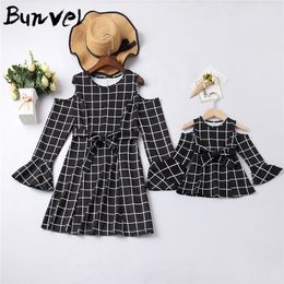 bunvel Winter Mother Daughter Dresses Plaid Flare Long Sleeve Mommy and Me Clothes O neck Belt Mom and Daughter Dress F LJ201109