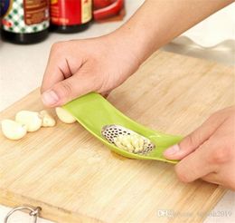 Multifunctional stainless steel curved garlic press household tools manual simple and practical kitchen tool WCW764