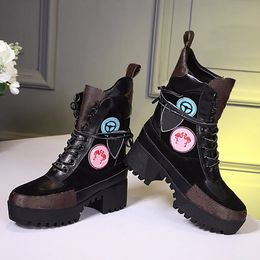 2021 DESINER FLAMINGOS Kadın Çizmeler Martin Çöl Boot Kovboy Fahsion Kış Çizmeler Deri 5 cm Topuk Madalyası Ağır Hizmet Tabanları Boyutu 35-42