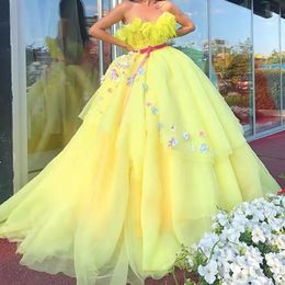 Pretty Yellow Feather Quinceanera Dresses For Girls Flowers Appliques Sweetheart Sleeveless Long Sweet 16 Dresses quinceañera Vestidos De Xv Años 2022 Prom Gowns